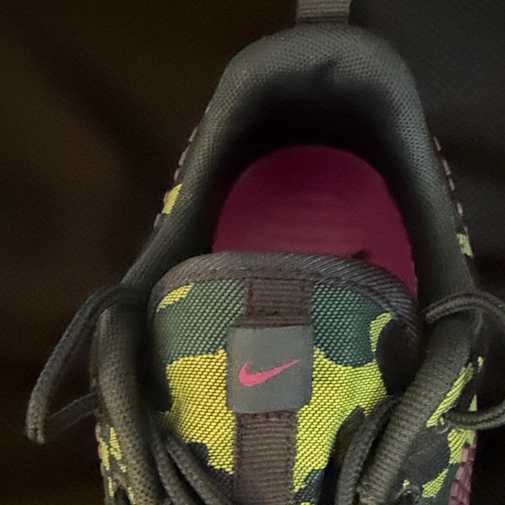 Nike Roshe One Dark Camo and Atomic Purple - Picture 2 of 6